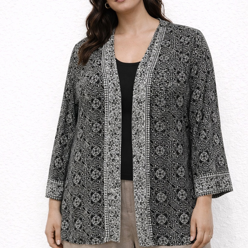 Chico's Black and Whiteā Relaxed tunic 100% silk 1
M